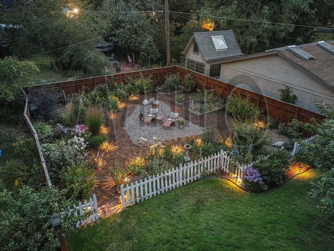 Building Photo - Stunning South Hill Home