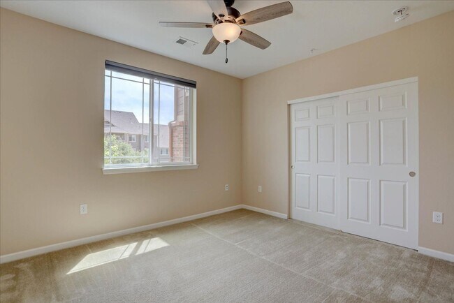Building Photo - 2nd Floor, 2 bed, 2bath, Community Pool!