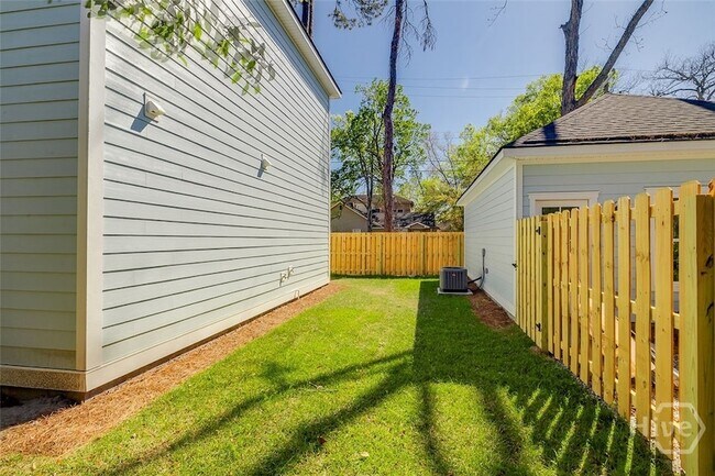 Building Photo - 1615 Le Grand St
