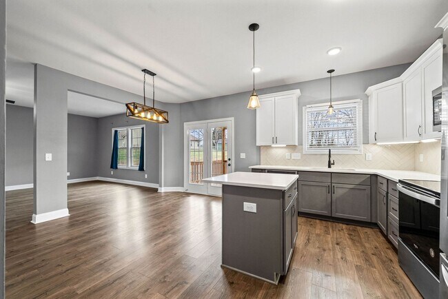 Building Photo - Pet Friendly Four Bedroom!