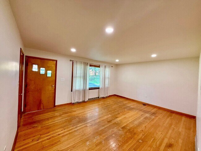 Building Photo - 329 Fairview Dr