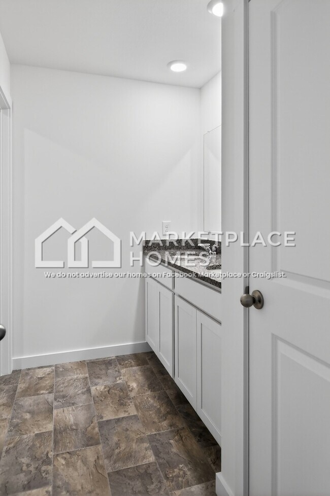 Building Photo - 3220 Highline Dr