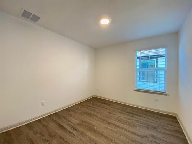 Building Photo - 131 Ft Clark Spgs Dr