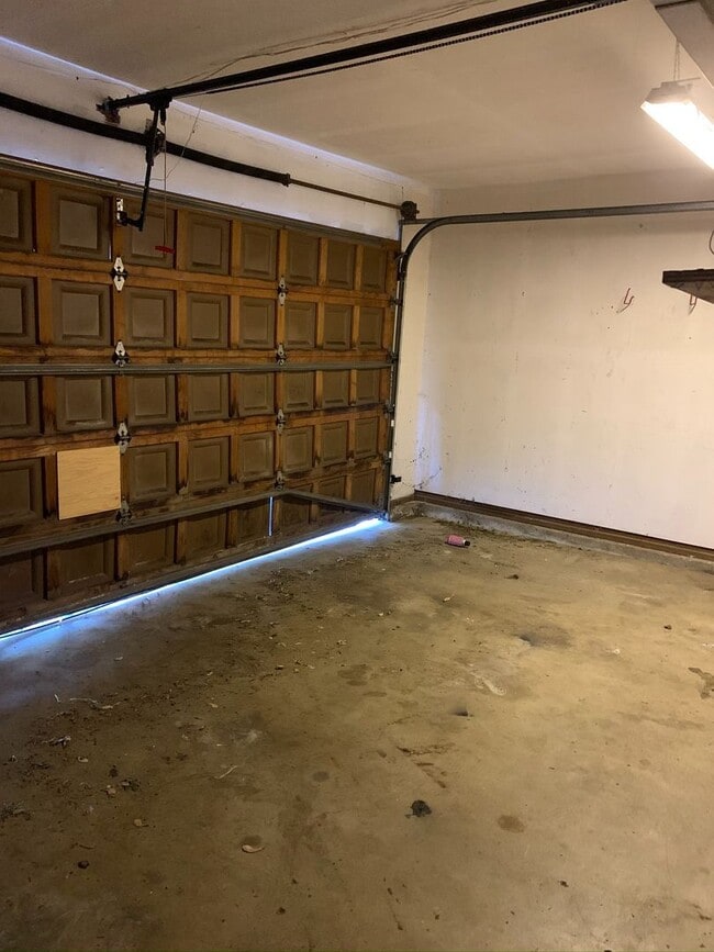 Building Photo - Large Four Bedroom House in Newberg