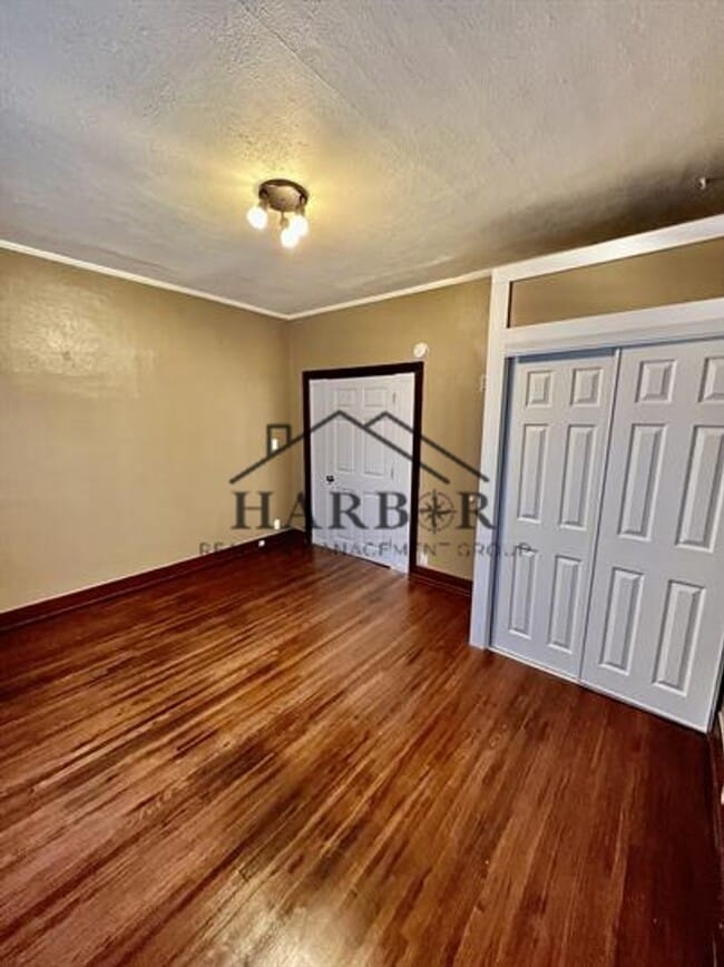 Building Photo - 403 10th St NW