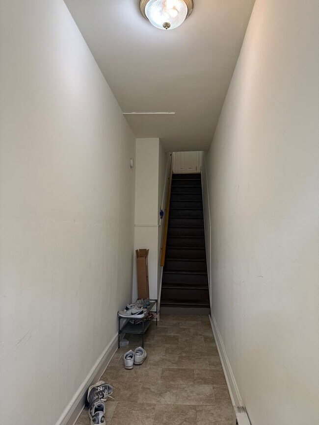 Building Photo - 137 E Market St