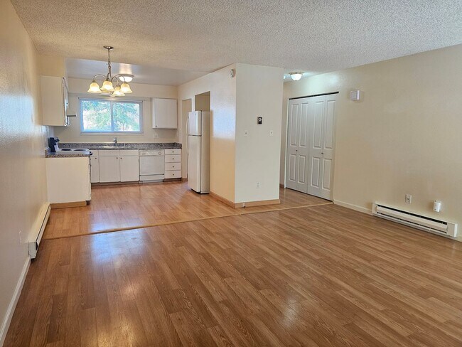 Building Photo - Southeast Reno Townhome - Close to Everyth...