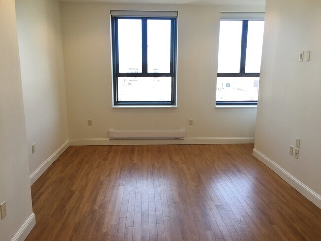 Building Photo - 875 Elm St