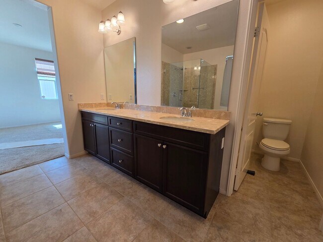 Building Photo - New Listing!