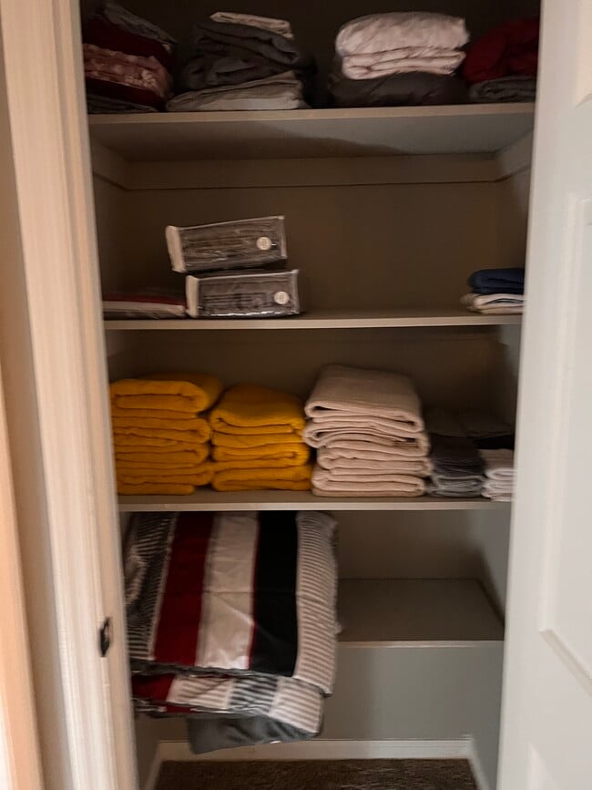 Building Photo - CASTLEWOOD Single Room