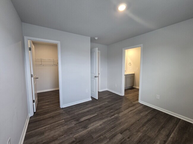 Building Photo - 517 Sandy Holw Dr