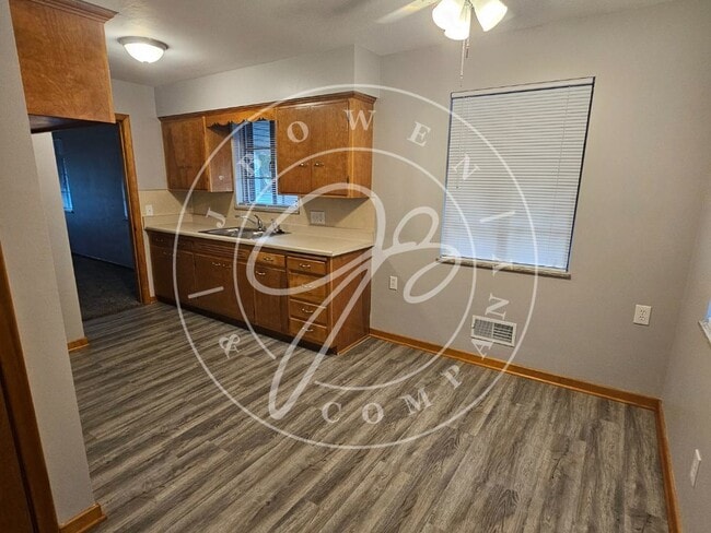 Building Photo - Beautiful 3 bedroom brick home in South Toledo