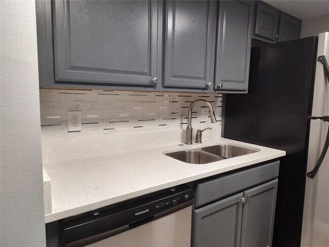 Building Photo - 1 Bedroom 1st Floor Del Rey Condo with new...