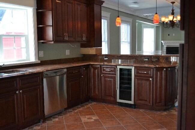 Building Photo - No Brokers Fee, No Security Deposit, In Unit Washer/Dryer, Pets friendly, Parking Included, Centr...