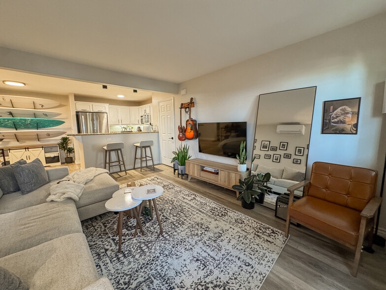 Building Photo - 5252 Balboa Arms Dr