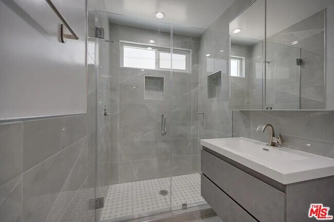 Building Photo - 505 N Alfred St