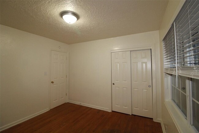 Building Photo - 2000 E Alameda St