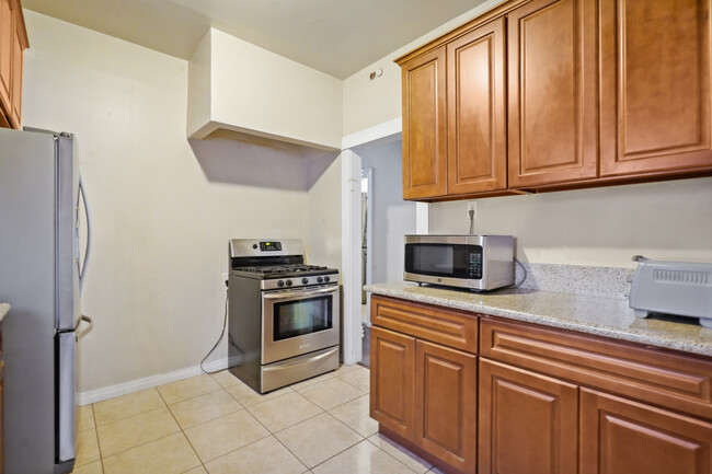 Kitchen - 2944 Kenwood Ave