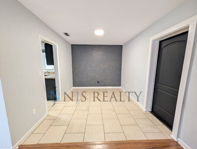Building Photo - Beautiful 4/2/2 home with a POOL, 1700 Sq. Ft. with fenced yard, TONS of renovations
