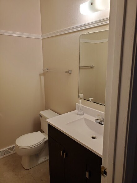 Hall bathroom - 4460 Santa Barbara