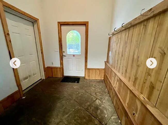 Building Photo - Spacious upper 3-bedroom unit with 2 full ...