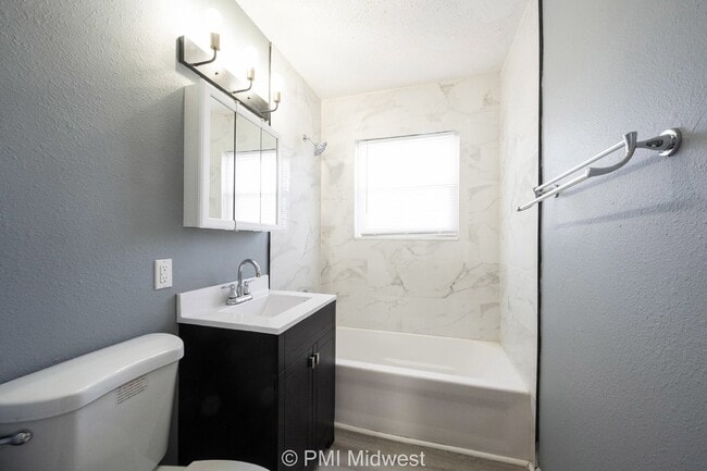 Building Photo - "Charming 2-Bedroom Retreat in Indianapolis – Cozy 900 Sq Ft Living!"