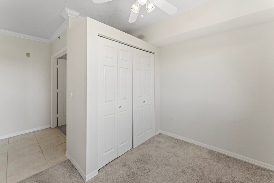 Building Photo - 9340 Fontainebleau Blvd