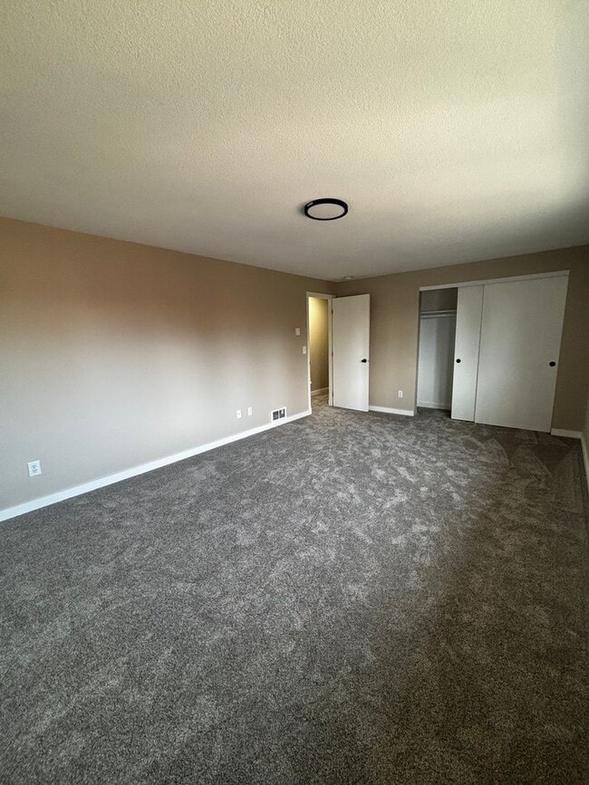 Building Photo - 4 bed 3 bath, Bonus room, Rv parking, Fenc...