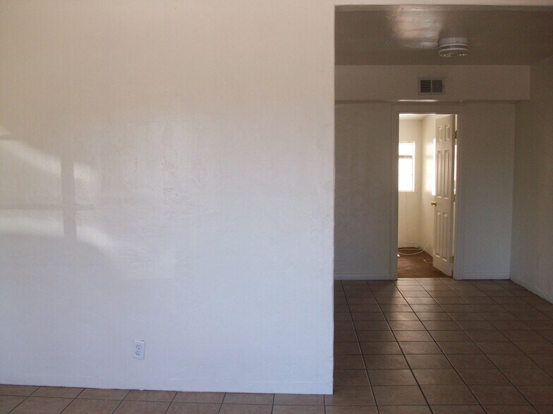 Building Photo - 1727 E 9th St