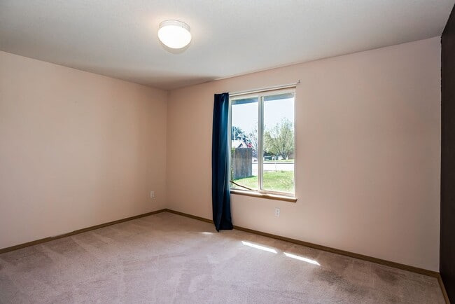 Building Photo - Charming 3-Bedroom Home in Redmond: Spacious Yard & Prime Location!
