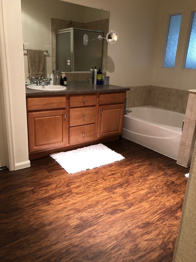 Master bathroom - 23025 E Ontario Dr