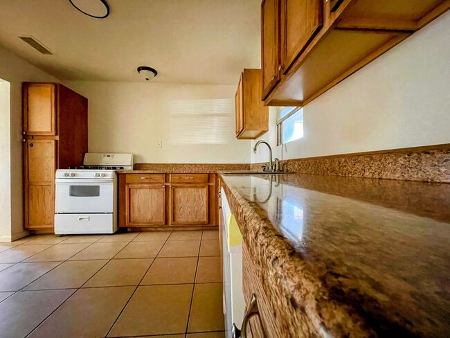 Building Photo - Comfortably Updated 4-Bedroom 2-Bathroom O...