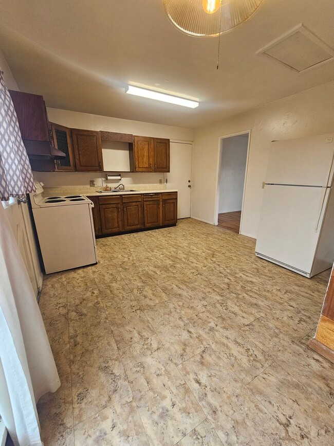 Building Photo - Cozy 2 bedroom for Rent on Rockwood Avenue