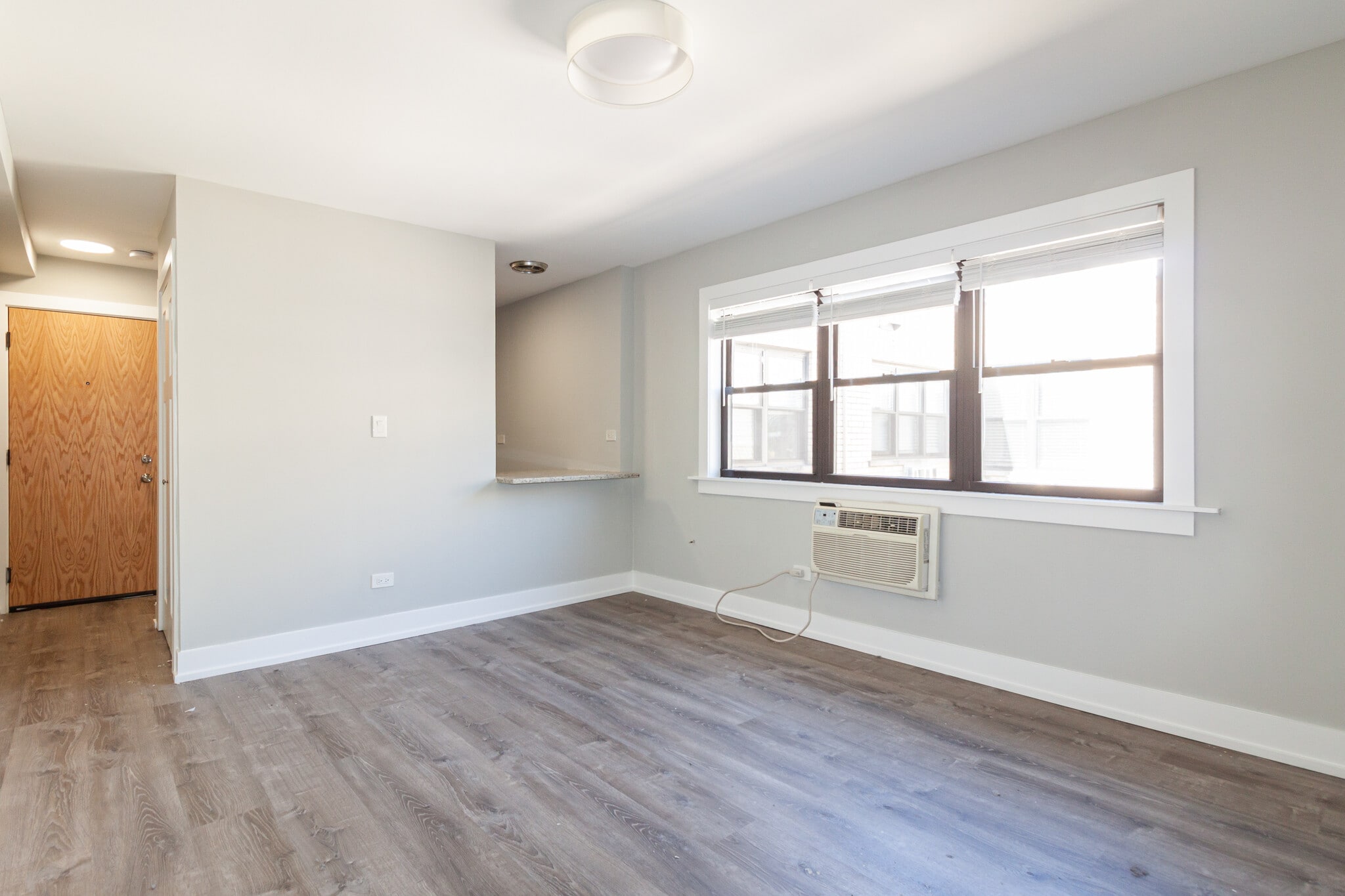 Building Photo - 454 W Barry Ave