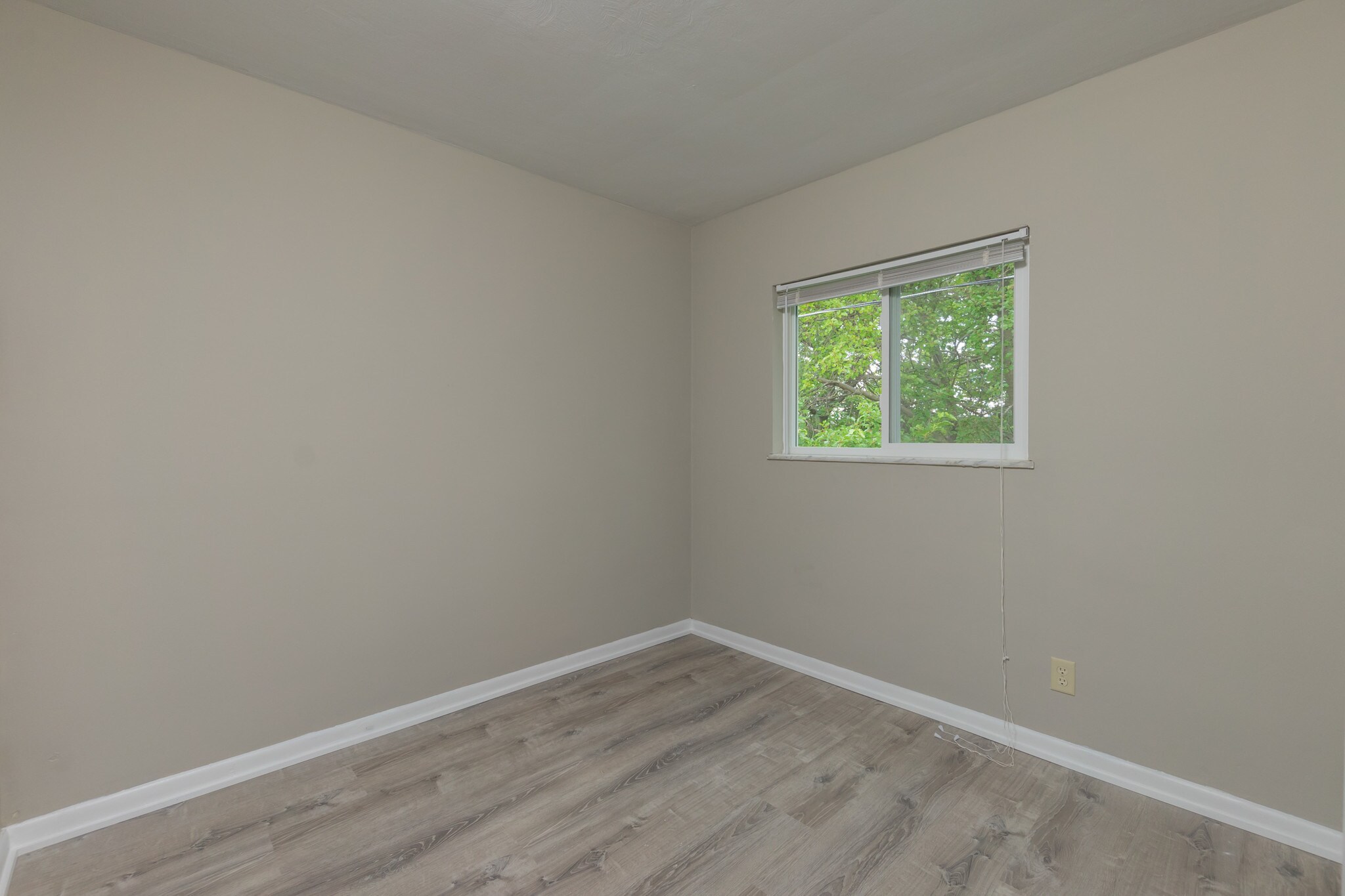 Building Photo - 464 E Norwich Ave