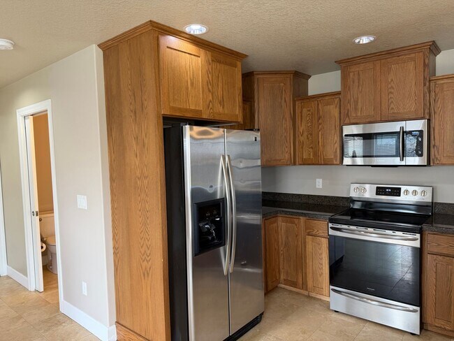 Building Photo - Newer 3 bedrooms 2.5 bathroom townhouse! MOVE IN SPECIAL!