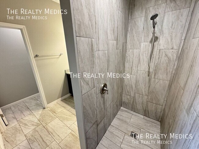 Building Photo - 2570 SE Rayburn Ave