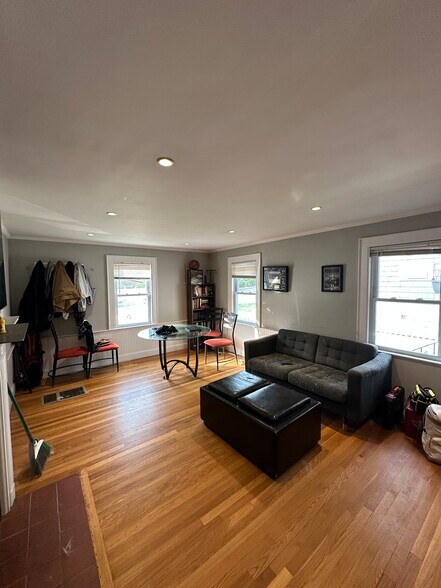 Building Photo - 136 W Squantum St