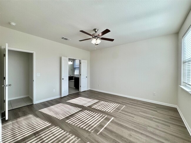 Building Photo - 320 La Escalera Dr