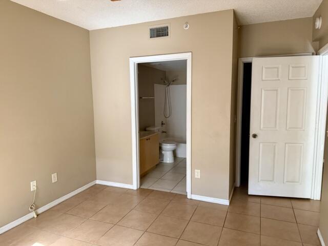 Building Photo - 5016 Lantana Rd