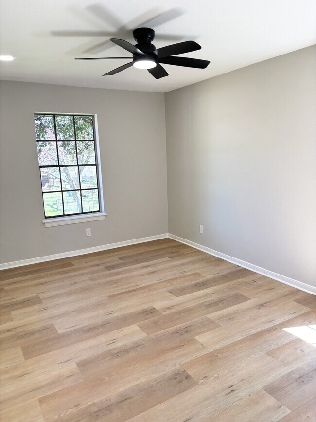 Building Photo - 1803 S Park St