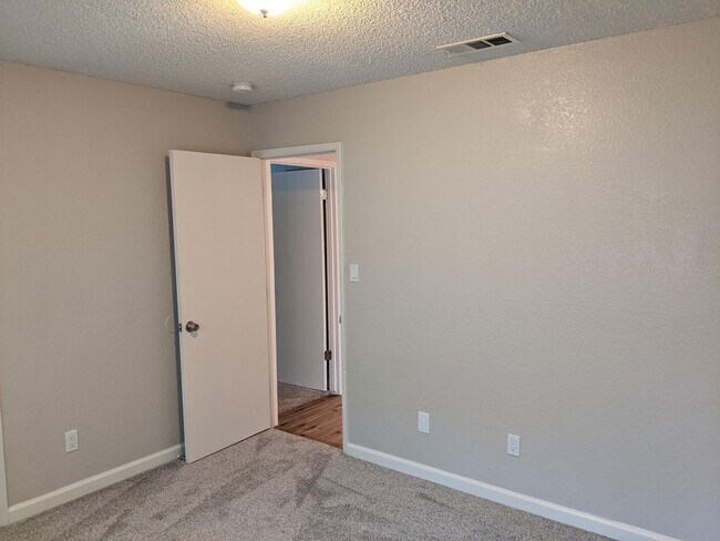 Building Photo - Nice 3 bedroom home, recently updated offe...