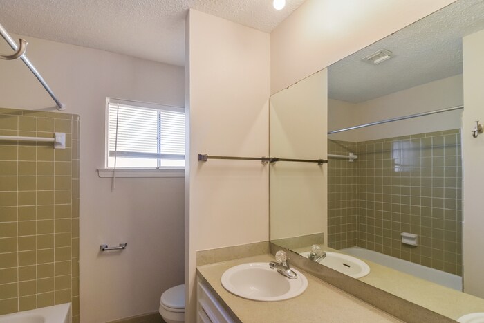 Building Photo - 463 Larkwood Dr