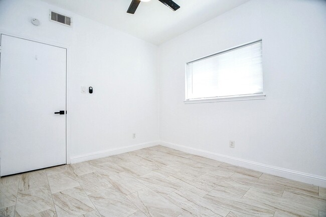 Building Photo - 2203 Briarview Dr