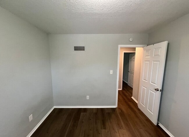 Building Photo - Coming Soon: Updated 3 Bedroom Duplex with...