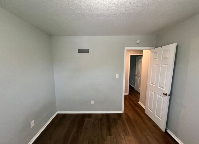 Building Photo - Updated 3 Bedroom Duplex with Spacious Bac...