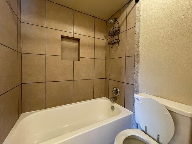 Building Photo - 4707 Hemlock Ln