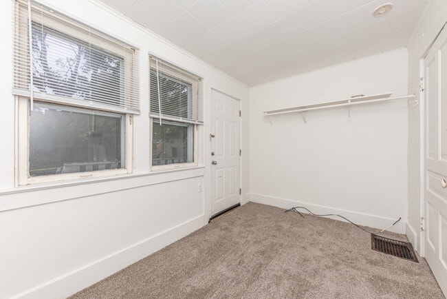 Building Photo - 808 E Ann St