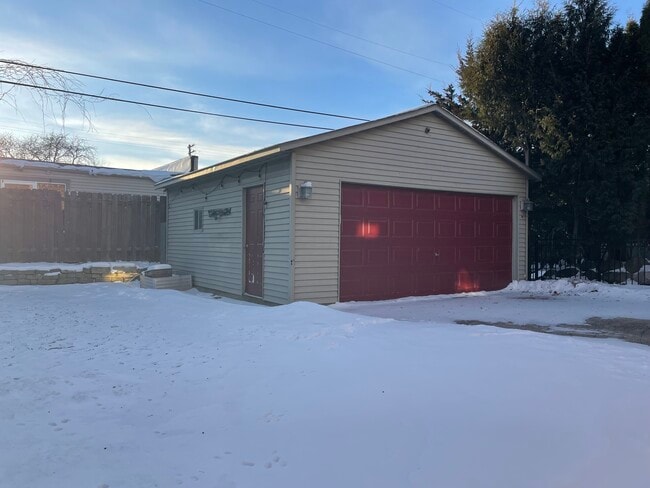 Building Photo - 934 W Shore Dr