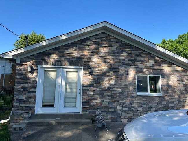 Building Photo - 111 Lynnwood Dr